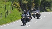 Eine Motorradkolonne fährt eine Tour die sie im Landgasthaus Zum Wilden Zimmermann in Hallenberg gebucht haben