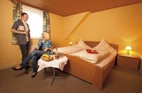 Ein Paar hat ein Willkommensessen im Zimmer vom Landgasthaus Zum Wilden Zimmermann in Hallenberg bekommen